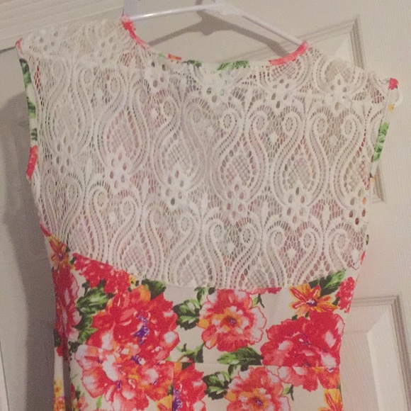 Floral dress. - Picture 4 of 4